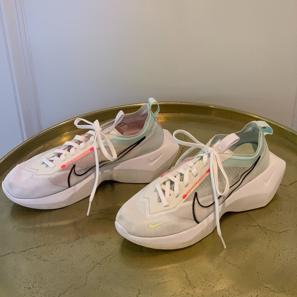 Nike Women Vista Lite Bright Crimson Sneakers Size 8 CI0905-102
